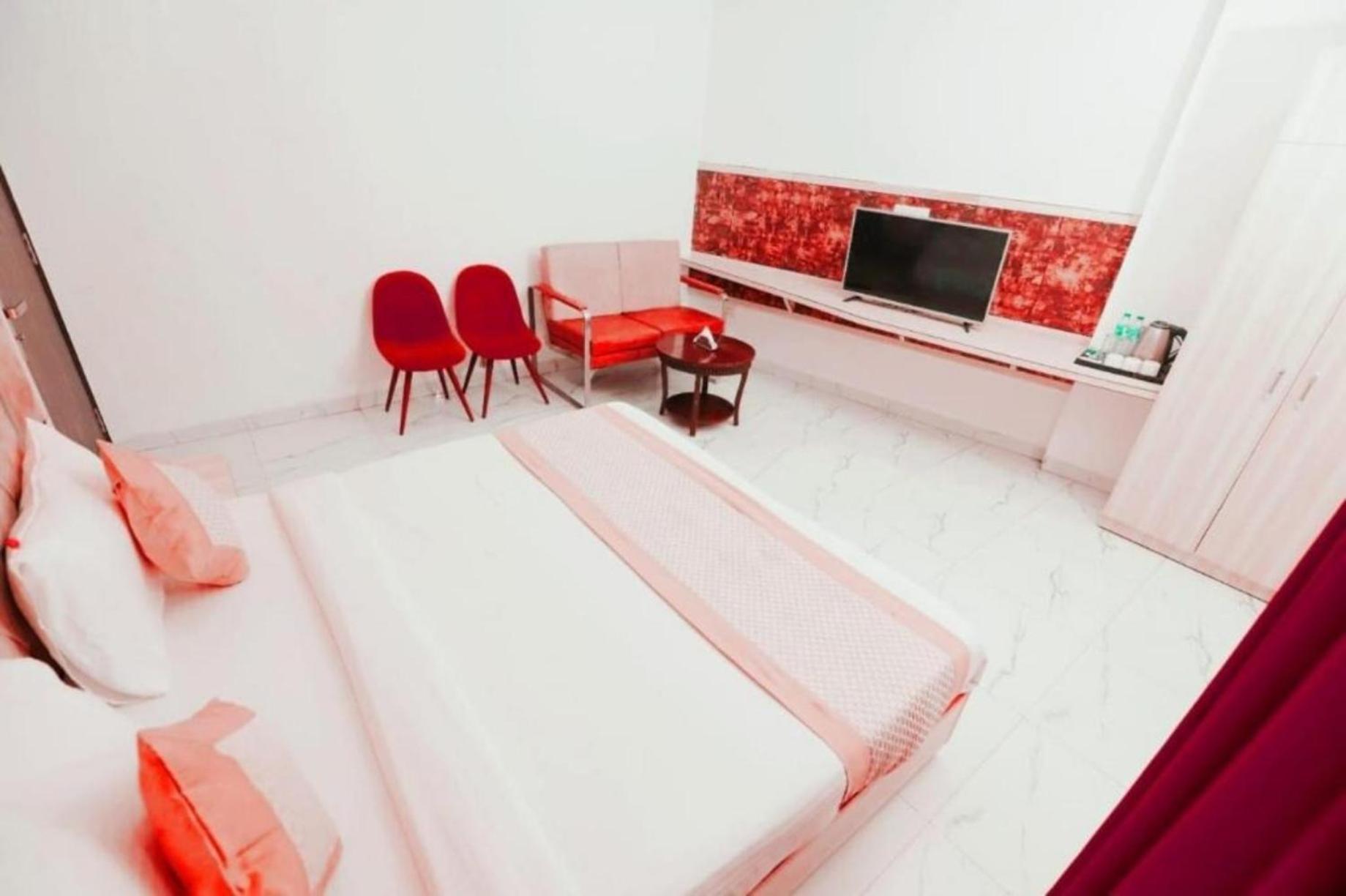Hotel The Almora By Rs Global Near By Delhi International Airport With - Free Airport Drop Нью-Делі Екстер'єр фото